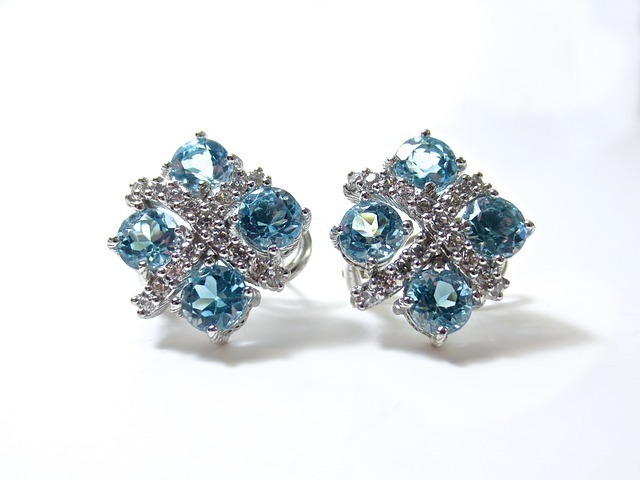 earrings-2535776_640.jpg